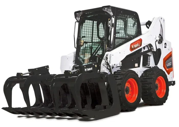 Популярный мини-погрузчик Bobcat S530 студийное фото