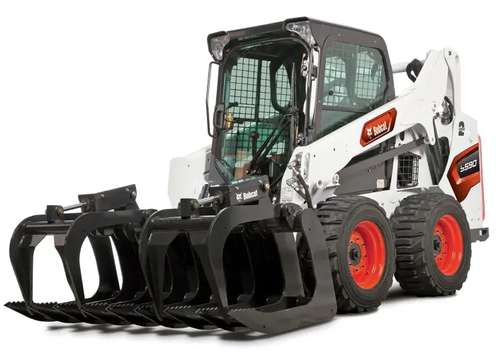 Мощный мини-погрузчик Bobcat S590 студийное фото