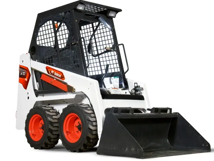 Компактный мини-погрузчик Bobcat S70 студийное фото